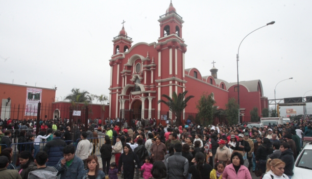 Devotos se congregan en convento de Santa Rosa de Lima
