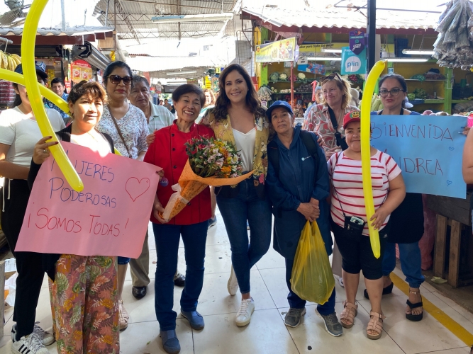 Visita sorpresa de Andrea Llosa a fan en el mercado de Surquillo