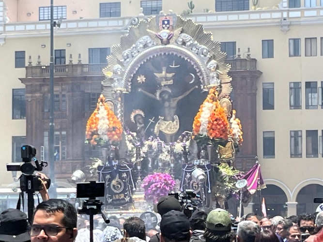 Señor de los Milagros recibió homenaje de la MML: Impresionante manifestación de fe en la Plaza de Armas