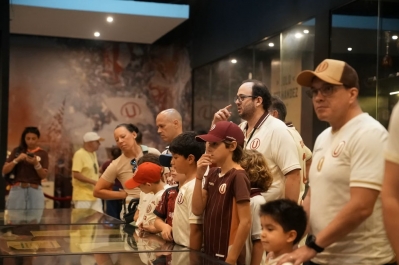 Universitario recibe por primera vez a un grupo de escolares en el Tour Monumental